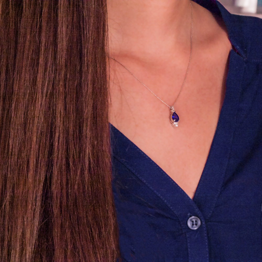 0.97 Karat Pırlanta Damla Safir Kolye