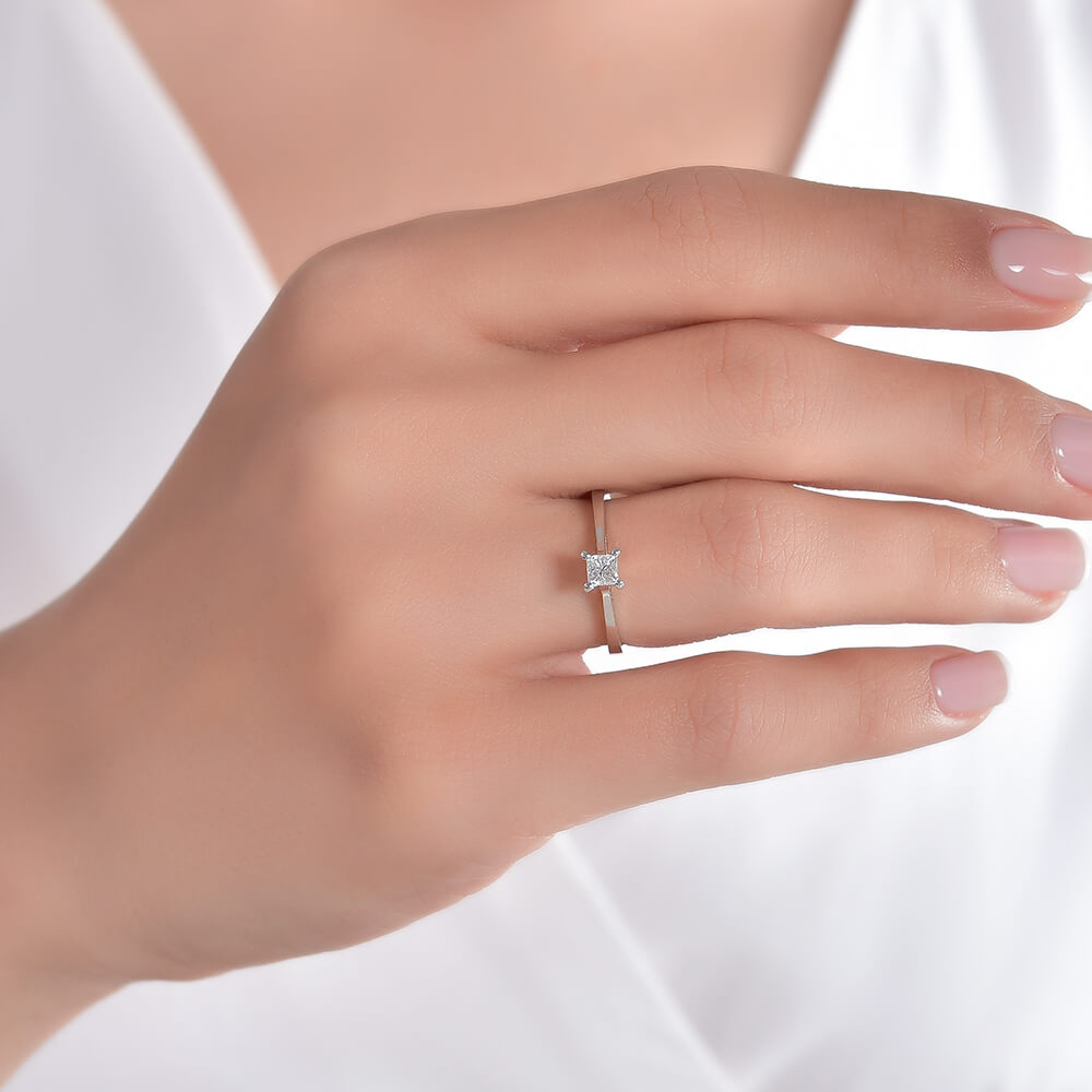 0.30 Karat Prenses Kesim Tektaş Pırlanta Yüzük