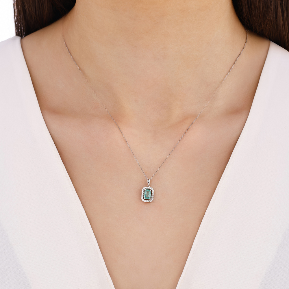 0.68 Karat Pırlanta Zümrüt Kolye