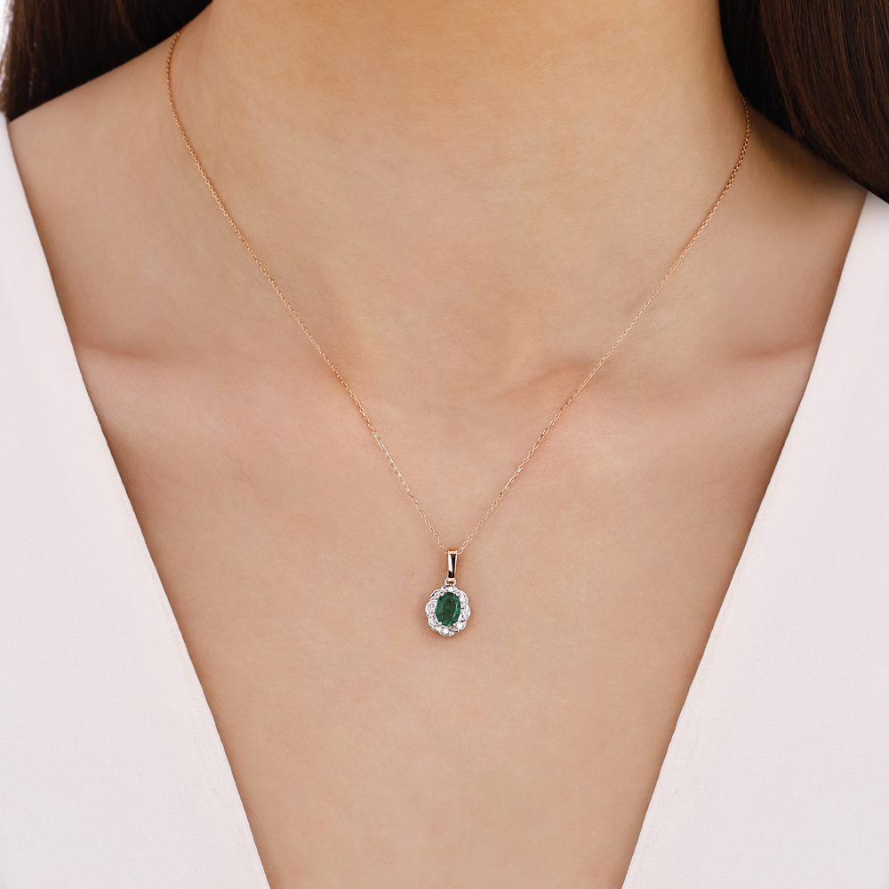 0.81 Karat Pırlanta Zümrüt Kolye