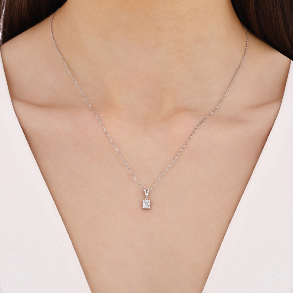 0.21 Karat Pırlanta Baget Kolye