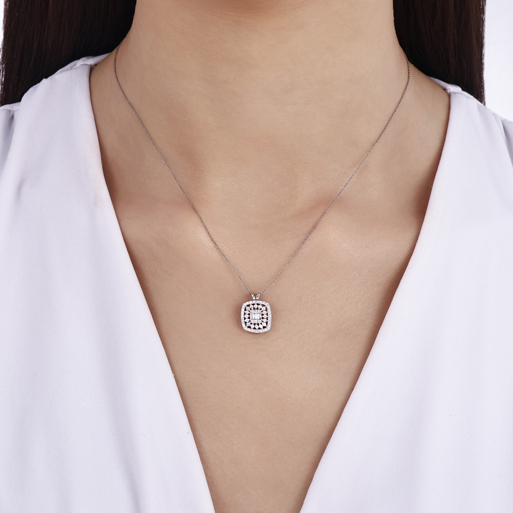 0.39 Karat Pırlanta Baget Kolye