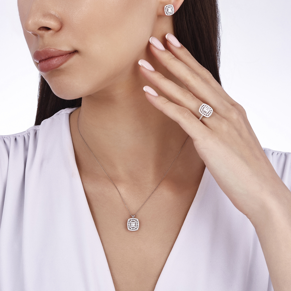 0.39 Karat Pırlanta Baget Kolye