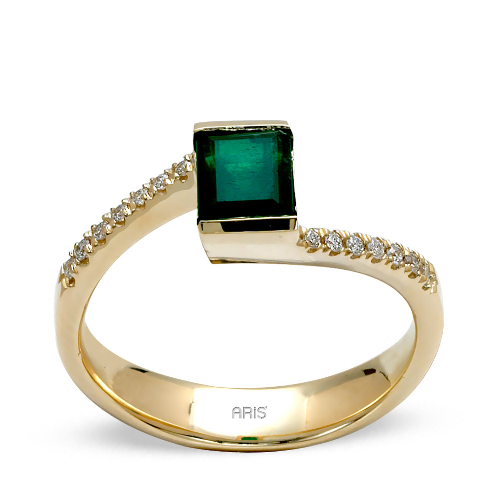 0.87 Karat Zümrüt Kesim Pırlanta Tektaş Yüzük