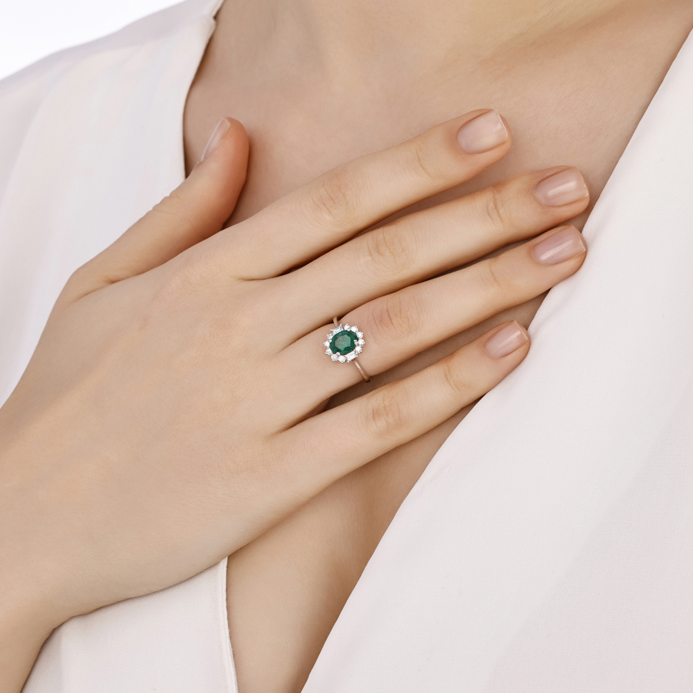 2.20 Karat Oval Zümrüt Pırlanta Yüzük