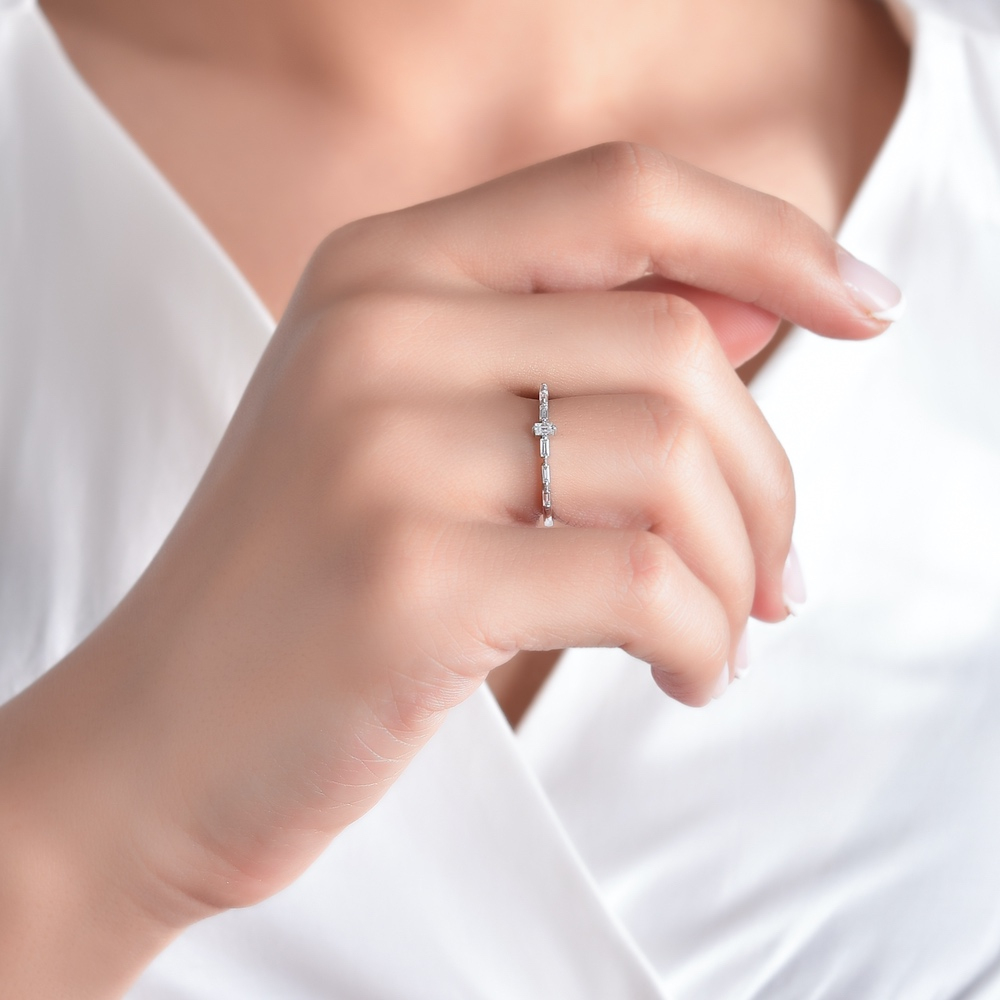 0.17 Karat Pırlanta Baget Yüzük