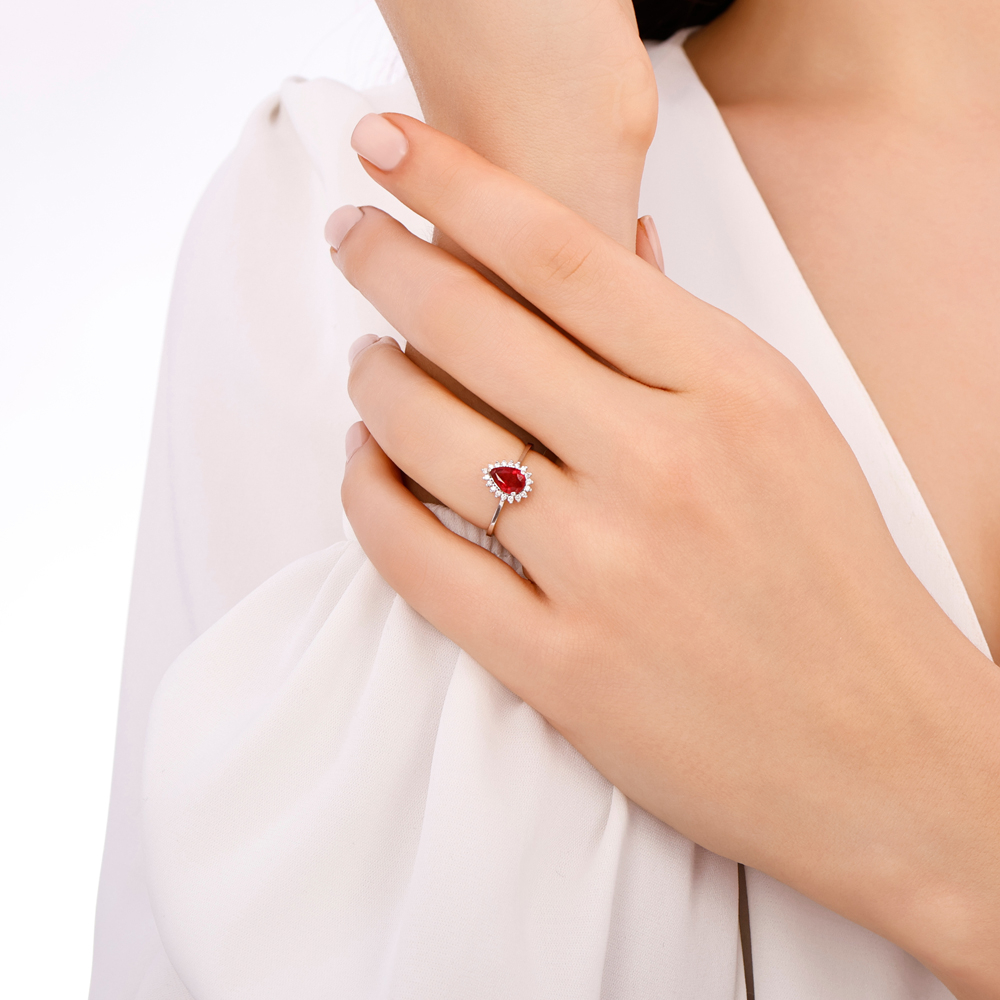 1.07 Karat Damla Yakut Pırlanta Yüzük