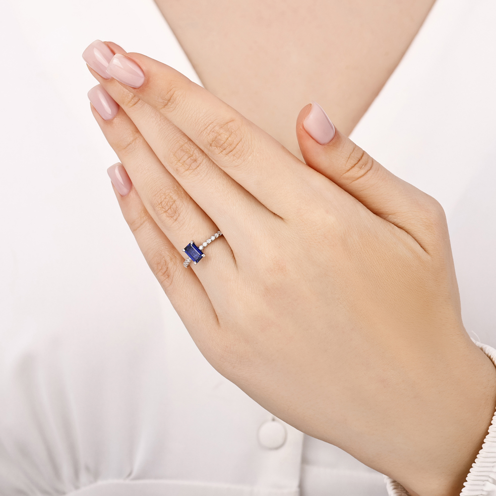 1.06 Karat Zümrüt Kesim Safir Pırlanta Yüzük