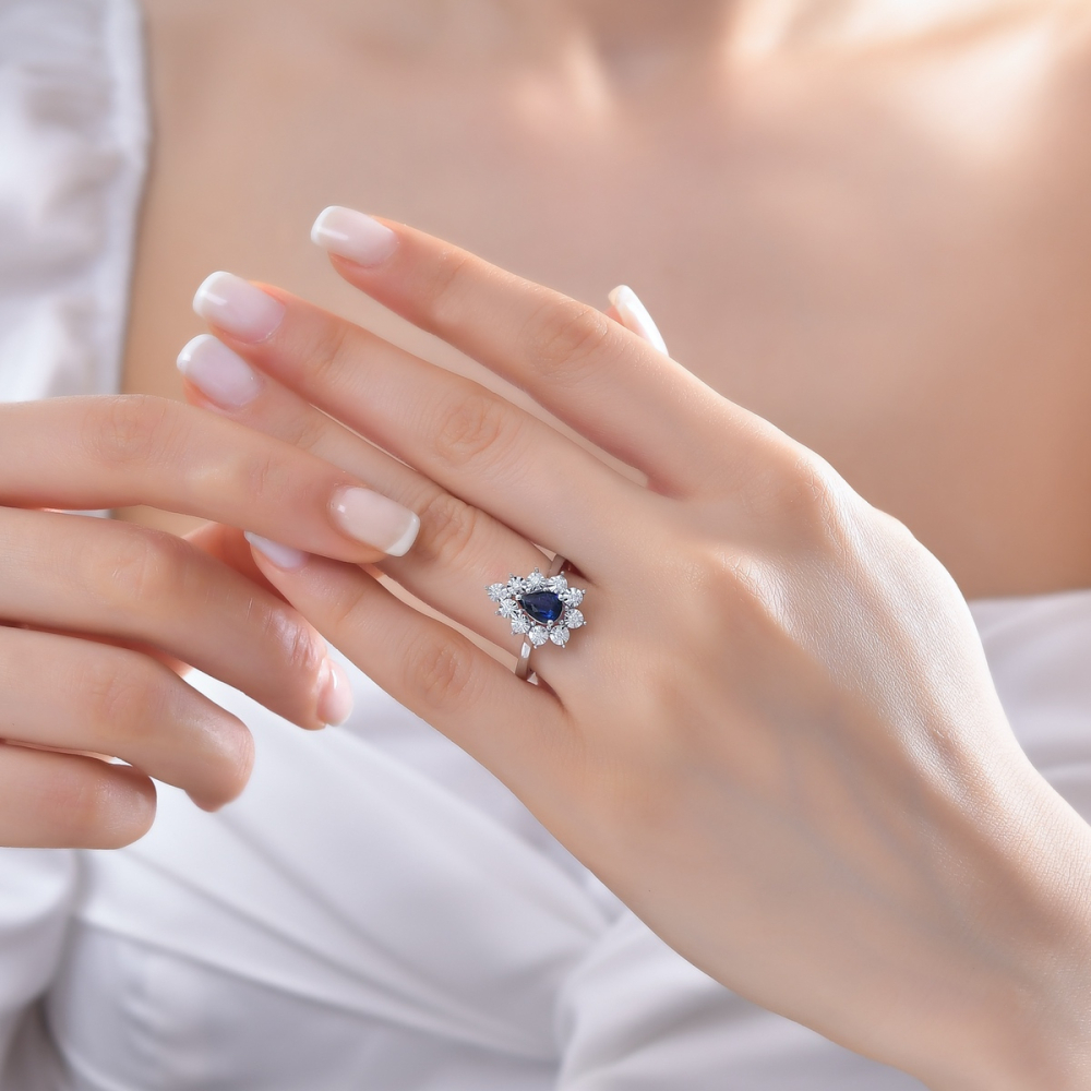0.77 Karat Pırlanta Damla Safir Yüzük